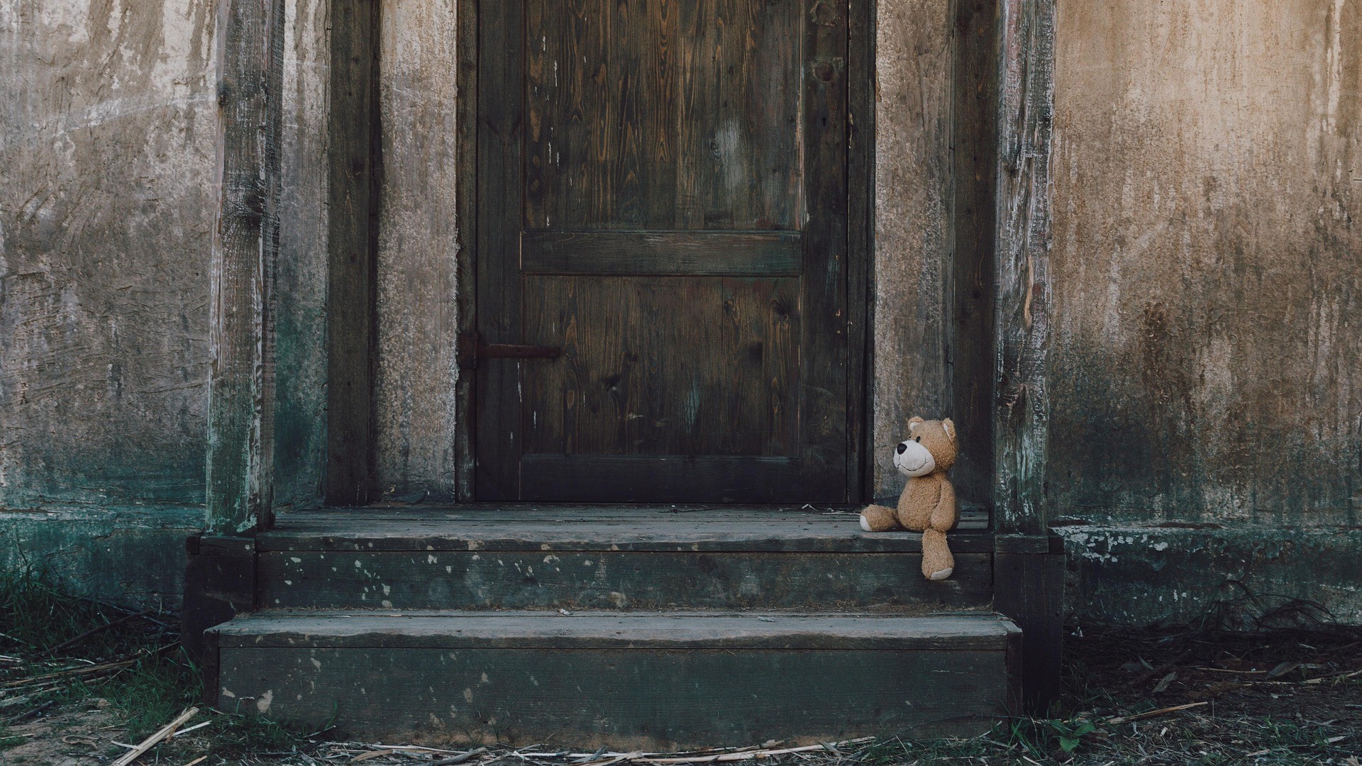 Teddy vor einer Tür